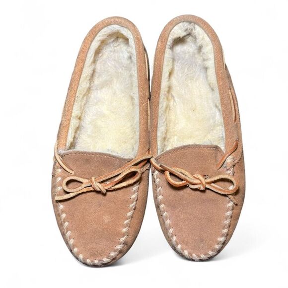 Minnetonka Women’s Sheepskin Lined Moccasin Slippers Size 7 Tan Suede Indoor Out - Picture 1 of 7
